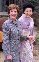 (2)First lady Laura Bush busy with own schedule